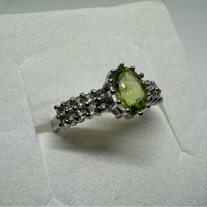 10K White Gold Ring Sz 6.75 with Oval Green Peridot,  Round Cluster, Band Ring